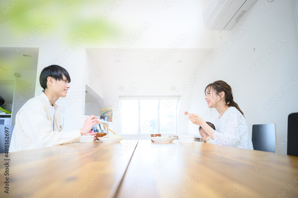A couple eating dinner in the living room and dining room Wide-angle with front blur A couple eating dinner in the living room and dining room Wide-angle with front blur