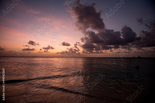 カリブ海に浮かぶドラマティックでゴージャスな空と夕陽