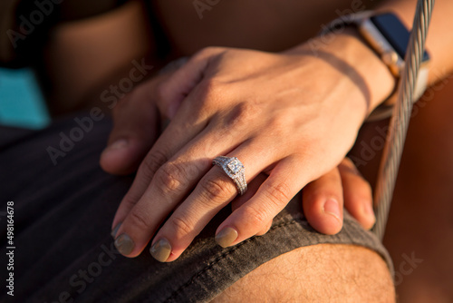 プロポーズでもらった結婚指輪をかざしている 