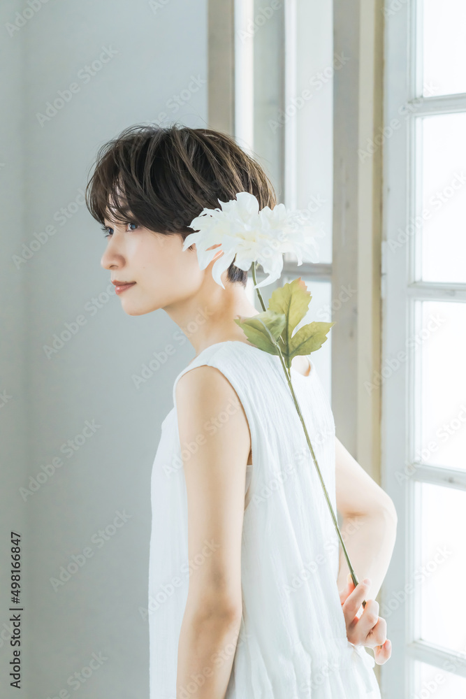 白い花を持つ女性ポートレート 白い花を持つ女性ポートレート