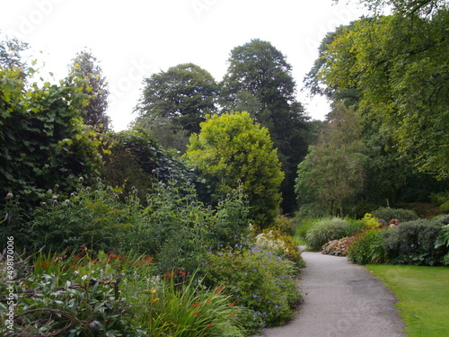 Park und Burgruine in Threave Gardens, Schottland
