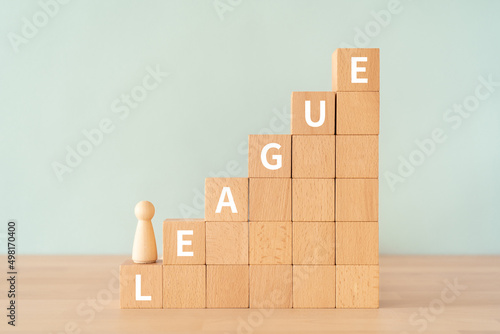 リーグのイメージ｜「LEAGUE」と書かれた積み木と人形
