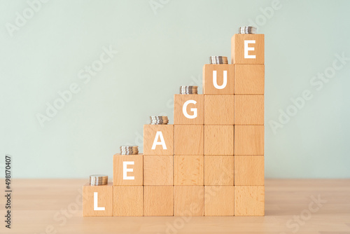 リーグのイメージ｜「LEAGUE」と書かれた積み木とコイン