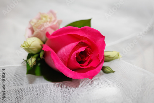 ウエディングで新郎がジャケットにつけるブートニア