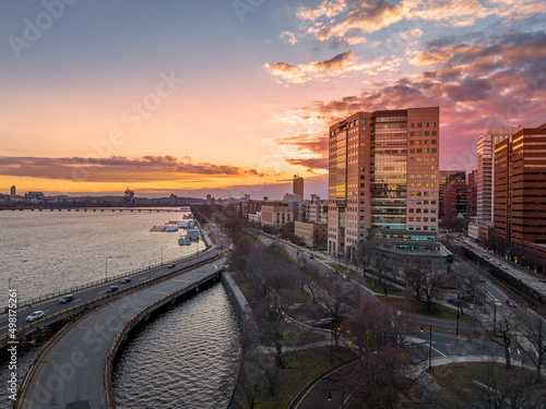 Fotografia Aerial sunset view of Memorial drive and Main street near the MIT campus in Camb