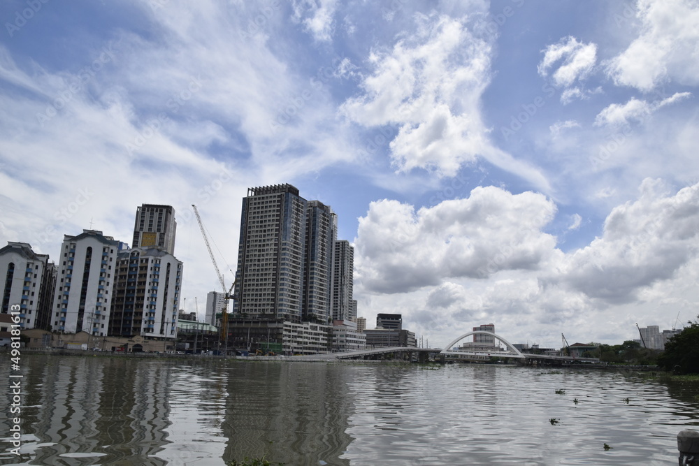 Naklejka premium buildings and river