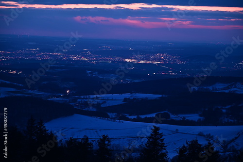 Sonnenuntergang über der verschneiten Wasserkuppe in der Rhön, Blick nach Fulda, Hessen, Deutschland