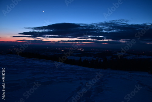 Sonnenuntergang über der verschneiten Wasserkuppe in der Rhön, Blick nach Fulda