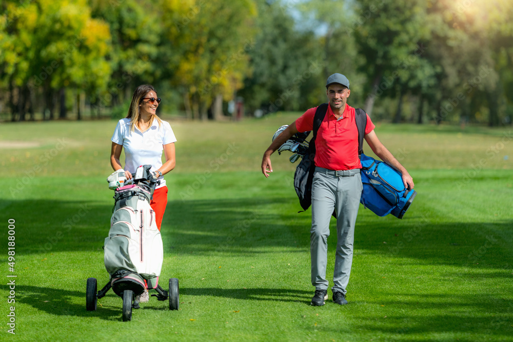 Obraz premium Golfing couple enjoying a game on a golf course