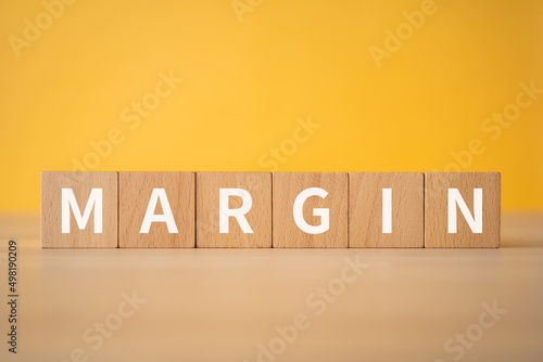 マージンのイメージ｜「MARGIN」と書かれた積み木