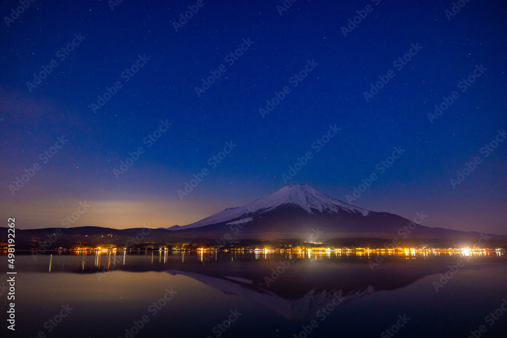 夜の富士山と河口湖