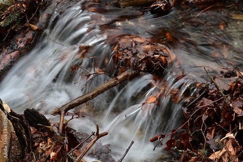 fließendes Wasser mit Cascade © StG Stockfoto