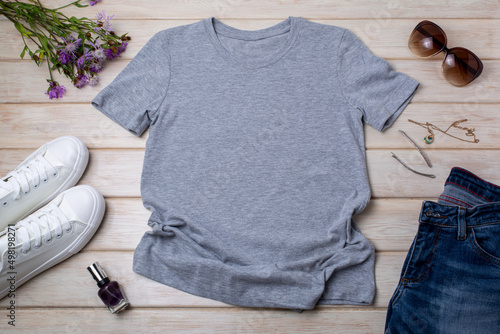 Stampa su tela Womens gray T-shirt mockup with burdock flowers