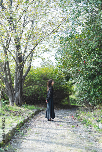 森林公園を散策する女性 © peach100
