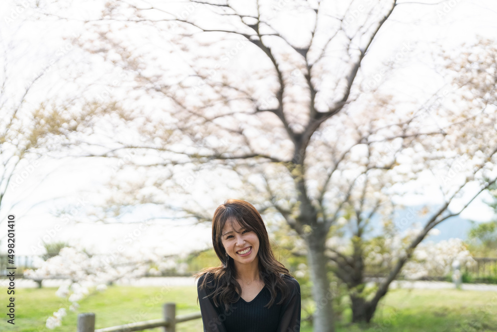森林公園を散策する女性 森林公園を散策する女性