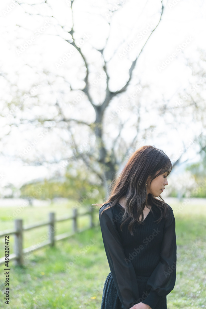 森林公園を散策する女性