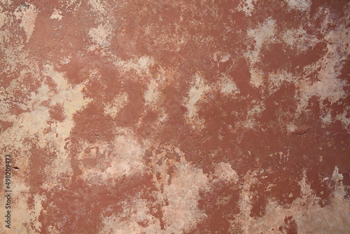 rotbrauner marmorierter Kalkputz auf Wand 