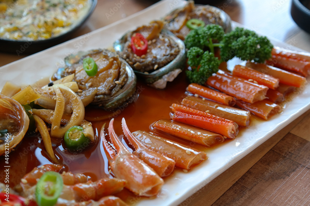Foto de Soy Sauce Marinated Abalone and Soy Sauce Marinated Crabs are