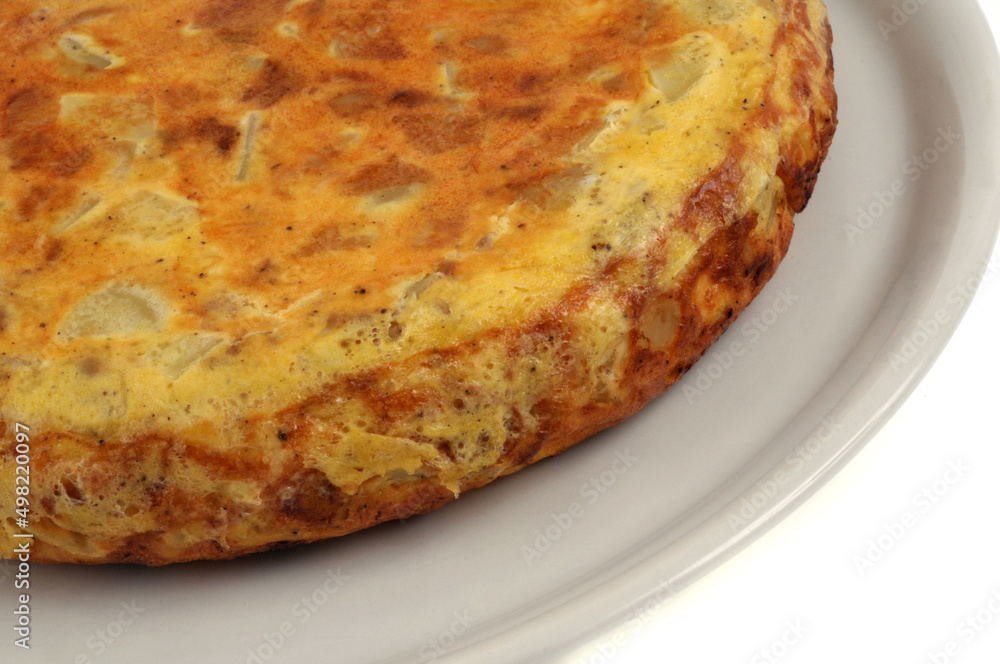 Omelette espagnole dans une assiette en gros plan