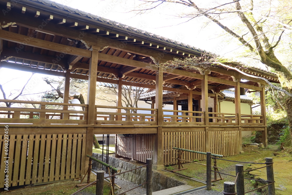A connecting corridor in the precincts of Zenrin-ji Temple in Kyoto City in Japan 日本の京都市にある禅林寺境内の渡り廊下 A connecting corridor in the precincts of Zenrin-ji Temple in Kyoto City in Japan 日本の京都市にある禅林寺境内の渡り廊下