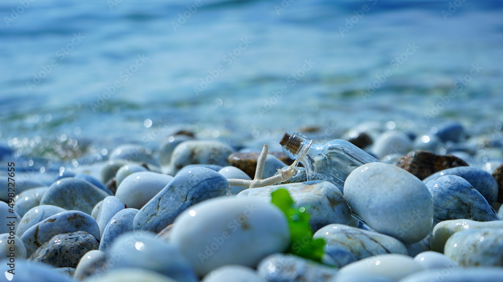 Obraz premium 海辺に落ちている小瓶