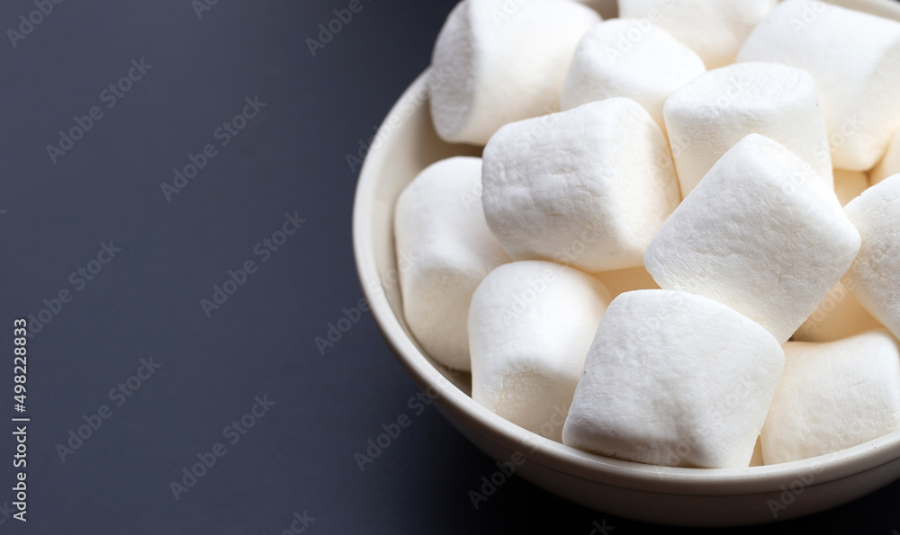 Delicious fluffy round marshmallows, White candy Delicious fluffy round marshmallows, White candy