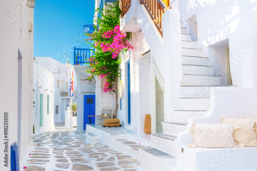 Fototapeta Naklejka Na Ścianę i Meble -  The island of Mykonos, Greece. Streets and traditional architecture. White-colored buildings and bright flowers. Travel photography.