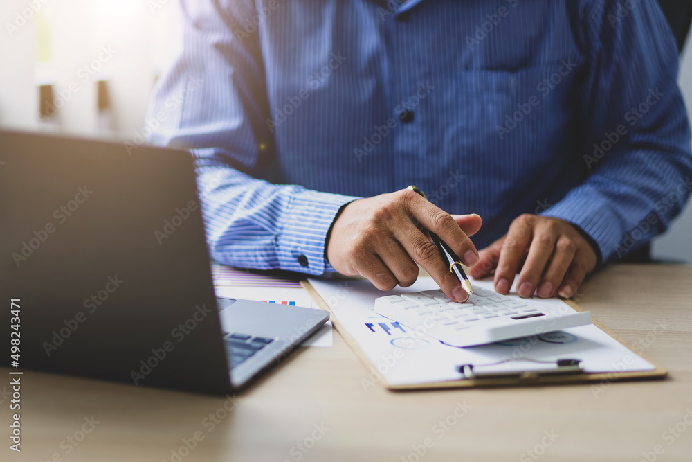 Fototapeta premium Close up bankers are calculating finances using calculators for financial planning and lending.
