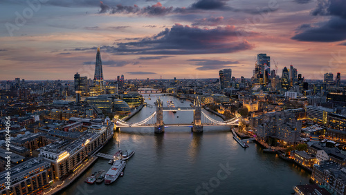 Canvastavla Aerial view of the illuminated Tower Bridge and London skyline during dusk