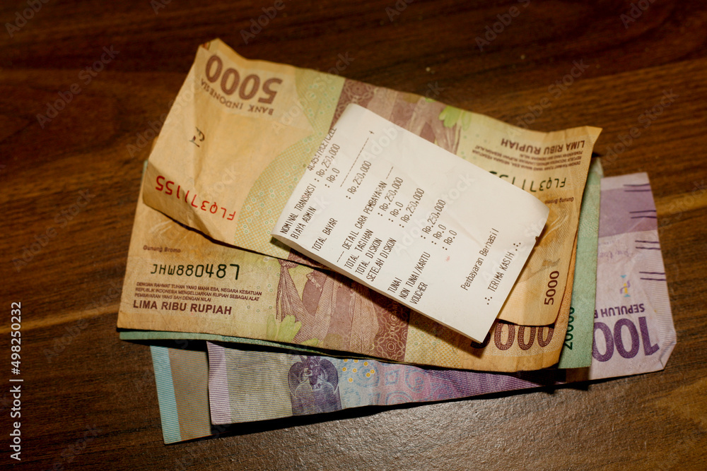 Naklejka premium Coins change on the receipt. Indonesian rupiah currency