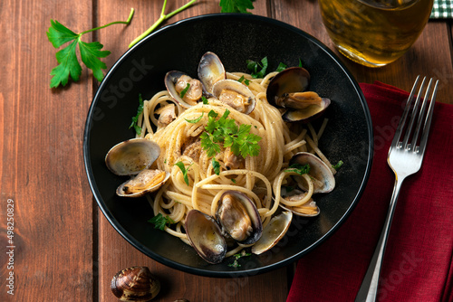 Piatto di deliziosi spaghetti con vongole veraci  photo