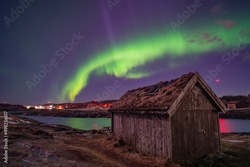 Aurora lighting up the skies over an old boathouse Fototapet