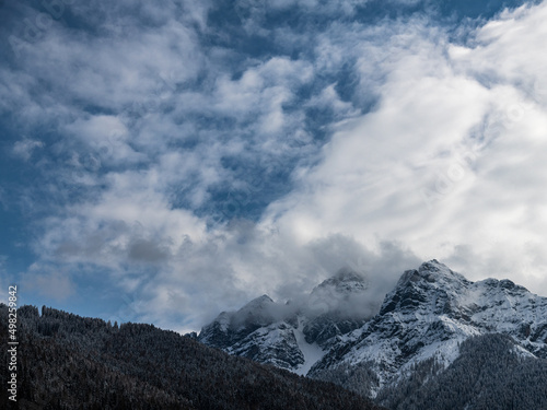 Schneebedeckter Berg (Serles) im Stubaital mit Föhnwolken © driendl