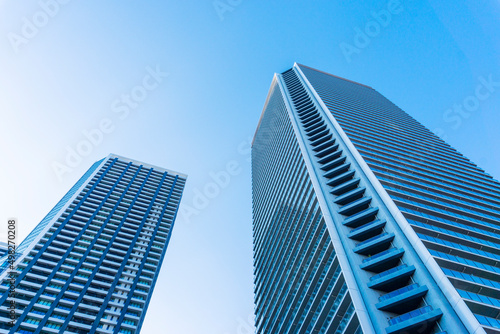 Exterior of high-rise condominium and refreshing blue sky scenery_c_54