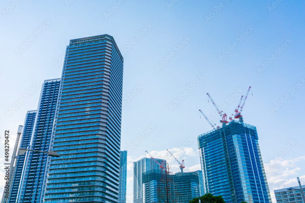 Exterior of high-rise condominium and refreshing blue sky scenery_c_57