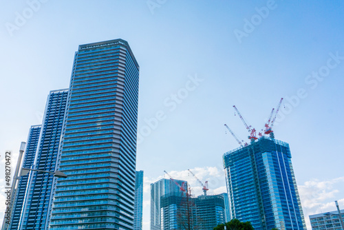 Exterior of high-rise condominium and refreshing blue sky scenery_c_57