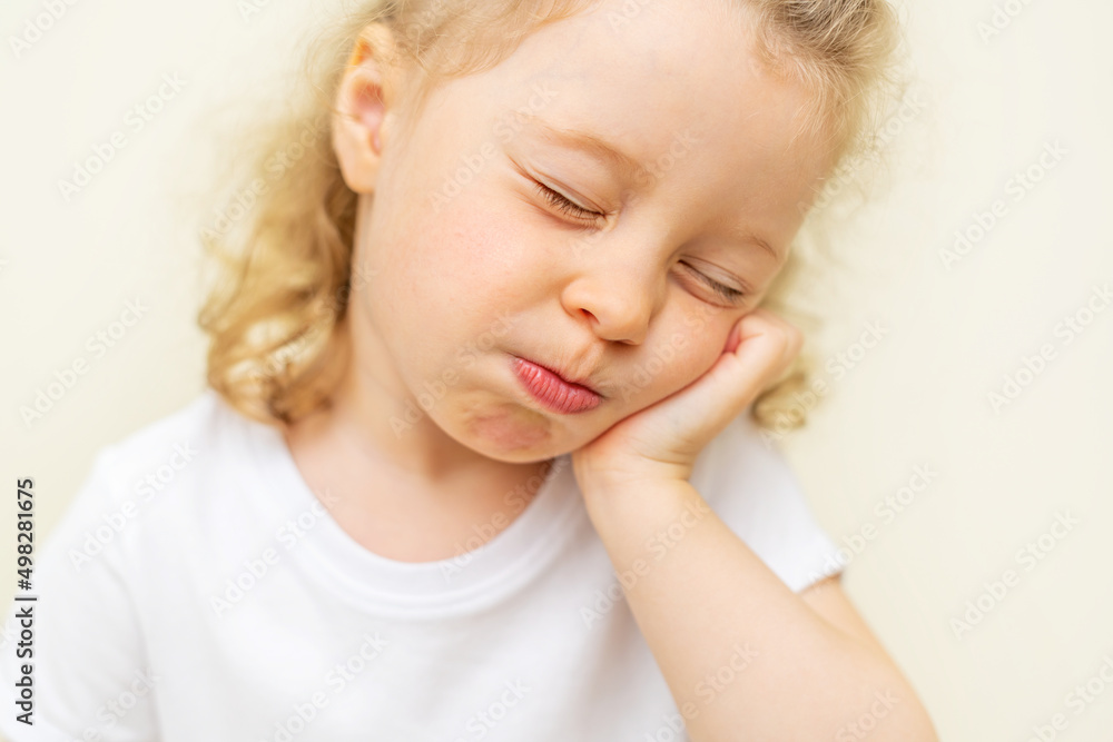 The child has a toothache. Children's caries in the initial stage.