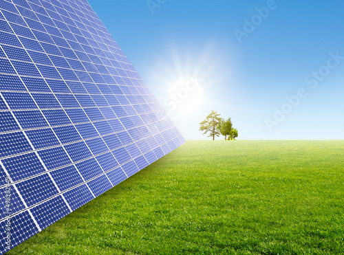 Solarpark auf grüner wiese mit Sonnenschein