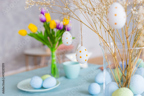Table with Easter decor in soft pastel colors with flowers.