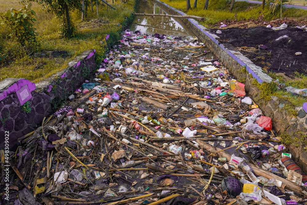 Obraz premium Semarang, Indonesia - April 11, 2022: Piles of garbage in a stagnant river.
