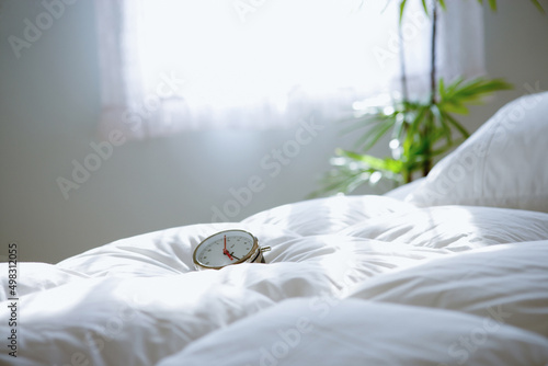 ベッドの上の目覚まし時計