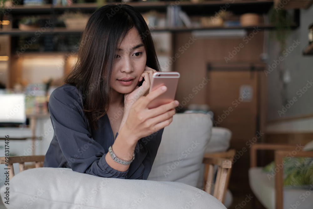 Happy asian woman using mobile phone or smartphone in coffee shop with vintage tone cafe , hand hold smartphone payment app shopping online, ordering delivery
Happy asian woman using mobile phone or smartphone in coffee shop with vintage tone cafe , hand hold smartphone payment app shopping online, ordering delivery