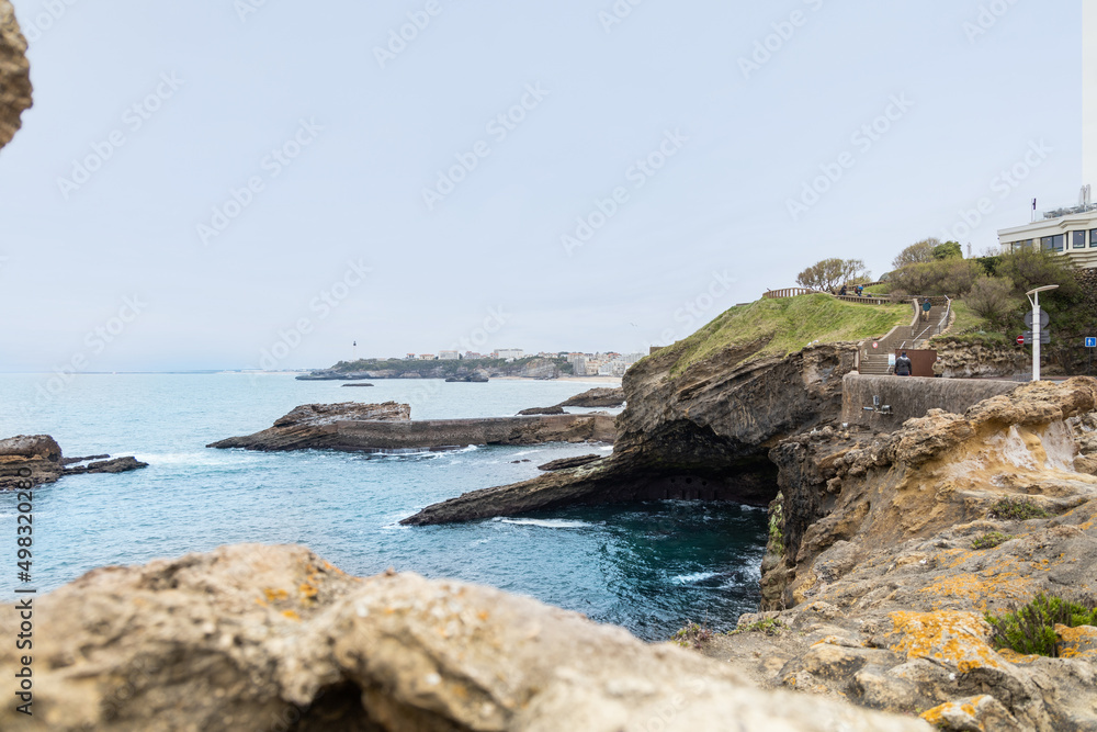 Fototapeta premium Photo de la plage de Biarritz avec des pierres ainsi qu'une vue sur l'océan Atlantique.