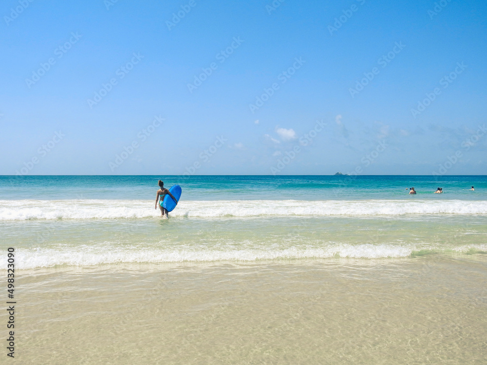 Obraz premium Beginner Surfer Girl