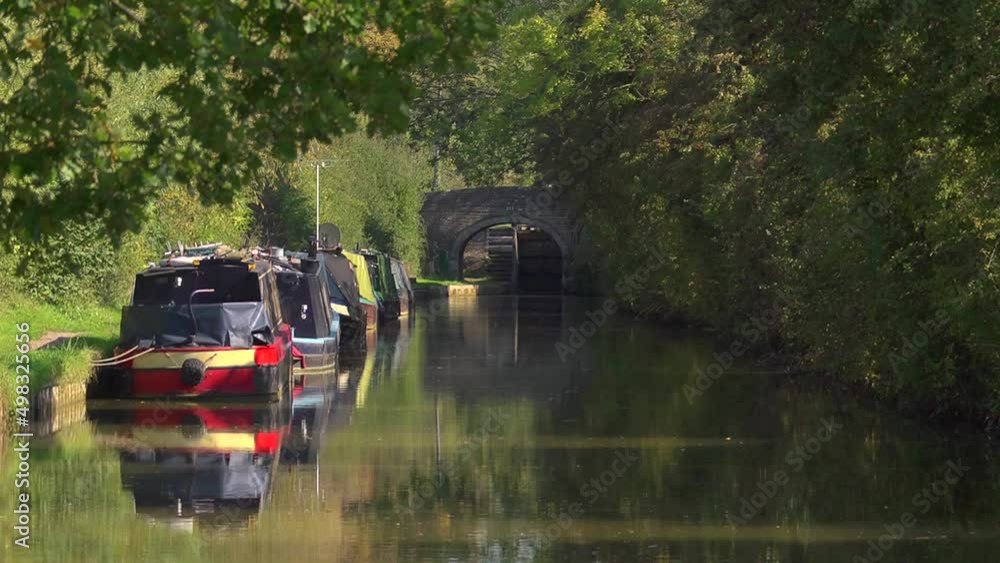 peaceful scene on the Oxford Canal with bridge and narrowboats