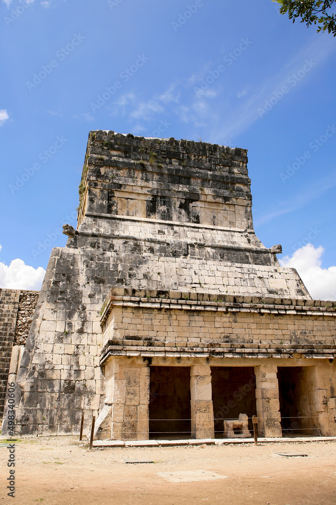 Naklejka premium ユカタン半島にある世界遺産のチェチェンイッツァ遺跡のピラミット