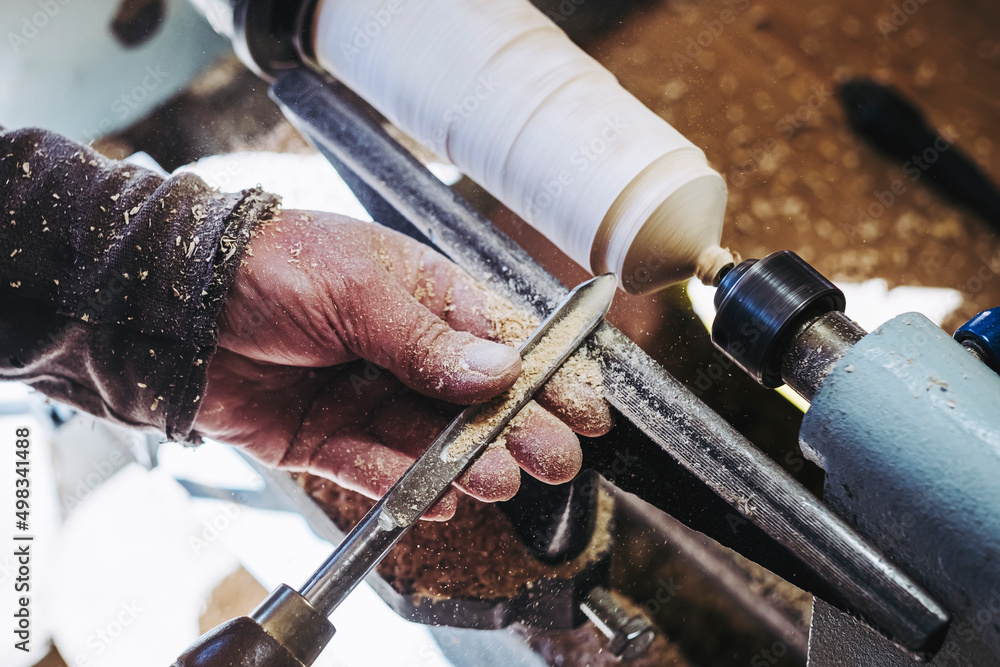 Artisan tourneur sur bois en train de fabriquer une toupie Stock Photo |  Adobe Stock
