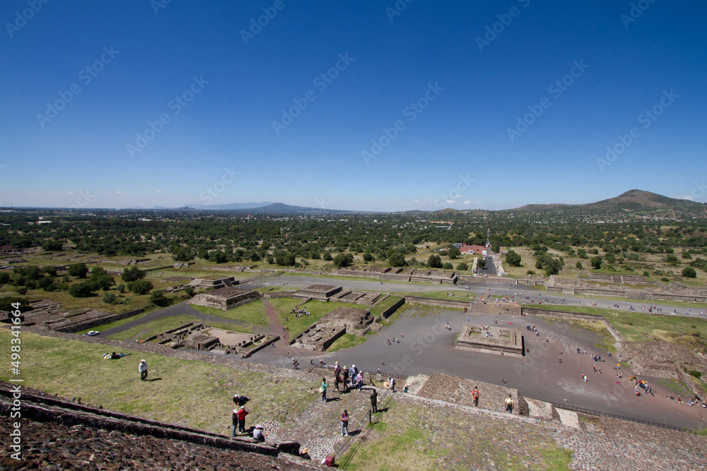 Fototapeta premium キシコの世界遺産である、古代都市遺跡、宗教都市国家ディオティワカン遺跡・太陽のピラミッドと月のピラミッド