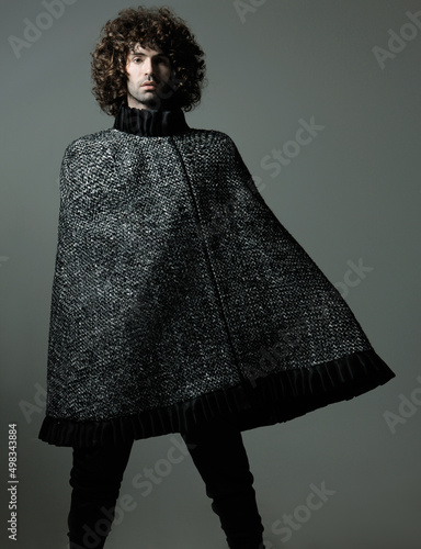 Foto Fashion Model Posing, And  and Looking Confident In Studio With Avant Garde Clot