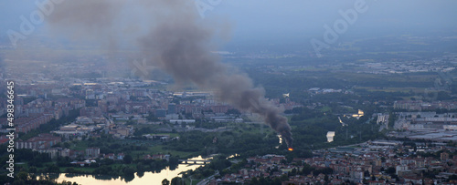 Canvas Print important fire on the city near the river in evening